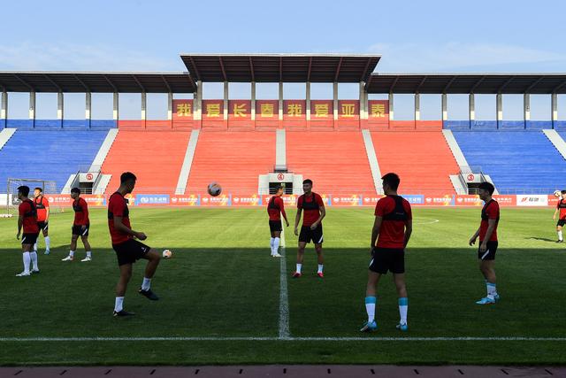 拜仁计划与诺伊尔续约，不打算提前召回努贝尔